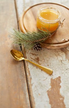 Bal kavanozu eski ahşap masada. Kopya alanı olan üst taraf görünümü. Seçici odak