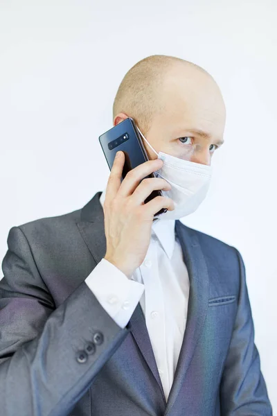 바이러스에 대항하여 박테리아 마스크를 스마트폰으로 오염을 사업가의 — 스톡 사진