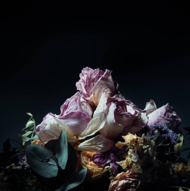 Kurumuş çiçek buketini fotokopi alanı ile koyu arkaplan üzerine kapat