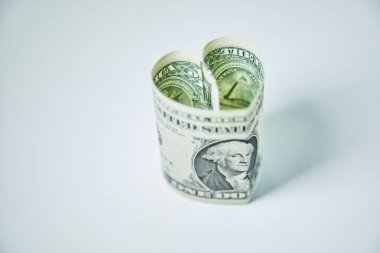 Kalbi, bir dolarlık banknottan katlanmış, arka planda da da fotokopi var. Para aşkının imajını kavra