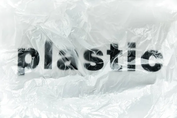 透明白色一次性塑料袋上的黑色塑料字 具有复制空间的环境污染问题概念图像 — 图库照片