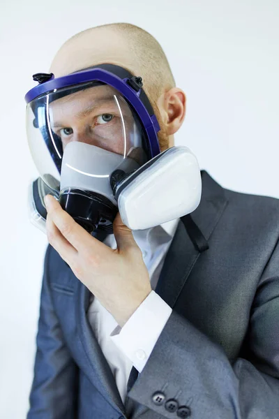 ウイルスや汚染から身を守るマスクをしたビジネスマンが — ストック写真