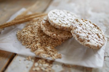 Eski ahşap masada çıtır ekmek. Kopya alanı olan üst taraf görünümü. Seçici odak