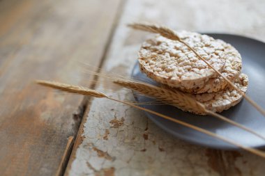 Eski ahşap masada tahıl ekmeği. Kopya alanı olan üst taraf görünümü. Seçici odak