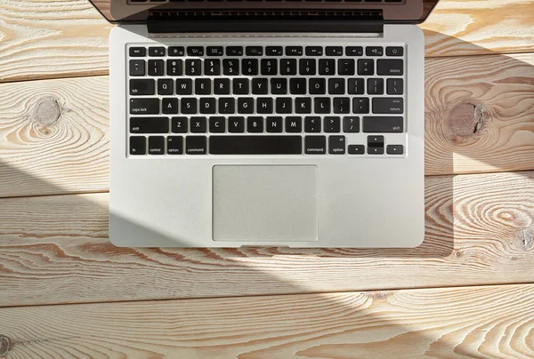 Bovenaanzicht Van Laptop Loft Stijl Tafel Zonnige Dag Samenwerken Thuis — Stockfoto