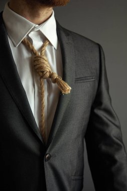 Zor durumdaki iş imajını kabul et. Boyununda kravat yerine Lynch ilmiği olan takım elbiseli bir adam..