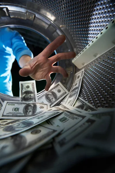 機械内の犯罪的な洗浄銀行券 マネーロンダリング 金融詐欺の概念 — ストック写真