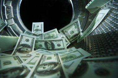 Makinede para aklama, para aklama, finansal dolandırıcılık konsepti.