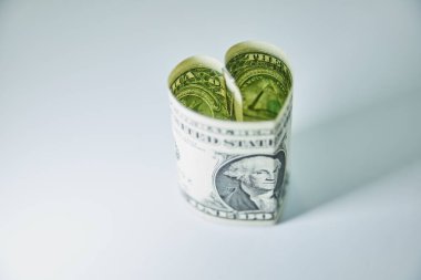Kalbi, bir dolarlık banknottan katlanmış, arka planda da da fotokopi var. Para aşkının imajını kavra