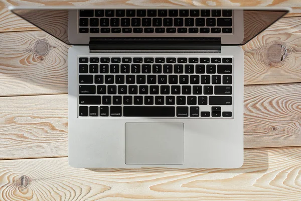 Draufsicht Auf Den Laptop Auf Einem Tisch Loft Stil Sonnigen — Stockfoto