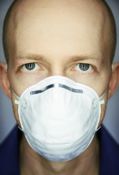 바이러스와 오염으로부터 마스크를 사람의 클로즈업 — 스톡 사진