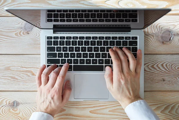 Widok Ręce Człowieka Piszącego Laptopie Słoneczny Dzień Współpracę Lub Pracę — Zdjęcie stockowe