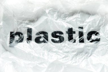 Siyah Plastik kelime saydam beyaz plastik torba üzerinde. Kopya alanı ile çevre kirliliği sorunu kavramı