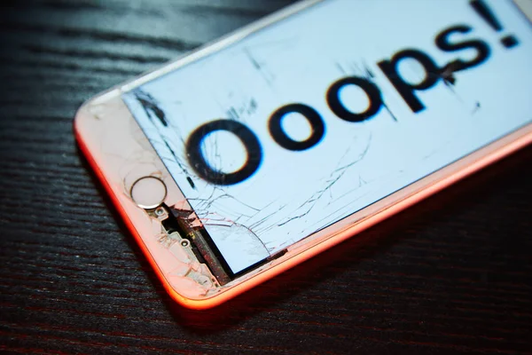 屏幕坏了的智能手机的图像和单词Ooops 在它上面 — 图库照片