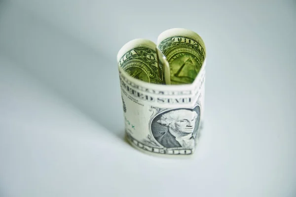 Hjärtat Viks Från Dollarsedel Över Grå Bakgrund Med Kopieringsutrymme Begreppet — Stockfoto