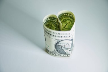 Kalbi, bir dolarlık banknottan katlanmış, arka planda da da fotokopi var. Para aşkının imajını kavra