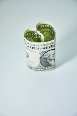 Kalbi, bir dolarlık banknottan katlanmış, arka planda da da fotokopi var. Para aşkının imajını kavra