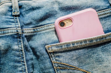 Kot cebinde Modern akıllı telefon, yakın çekim, kot pantolon cebinde cep telefonu, denim arka plan doku