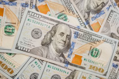 Arkaplan olarak 100 dolar.