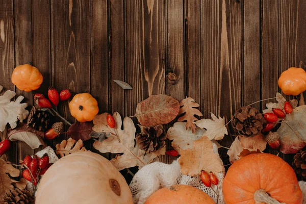 Autumn background with colored leaves and pumpkins on wooden board — Stock Photo, Image