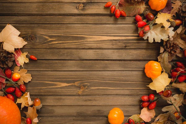 Thanksgiving background: Apples, pumpkins and fallen leaves on w — Stock Photo, Image