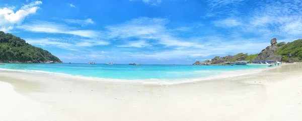 Similan Adası, Similan Ulusal Parkı, Phuket, Tayland 'daki 8 numaralı Similan adasında mavi gökyüzü ve bulutlarla güzel bir manzara.