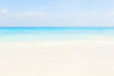 Bulanık yaz beyaz kumsal, köpüklü deniz suyu.