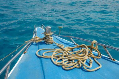 Güneşli havada mavi dalgalara karşı sürat teknesi burnu