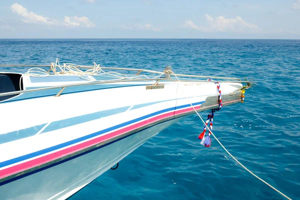 Швидкість ніс човна проти синіх хвиль в сонячну погоду — стокове фото