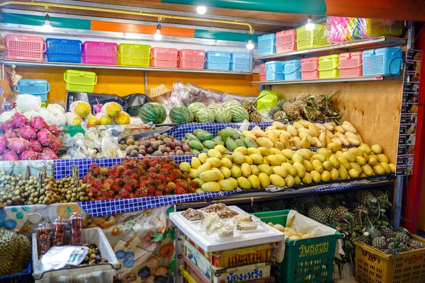 Традиционный азиатский продовольственный рынок в Таиланде, экзотические фрукты — стоковое фото