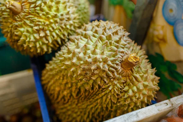 Durian Meyve Kralı. Durian pazarında bir grup taze Durian. Tayland pazarında Durian 'ın dokusu.