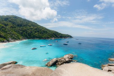 Similan adasında mavi gökyüzü ve bulutlarla güzel manzara, Simil