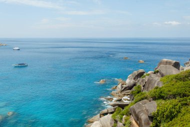 Similan Adası, Similan Ulusal Parkı, Phuket, Tayland 'daki 8 numaralı Similan adasında mavi gökyüzü ve bulutlarla güzel bir manzara.
