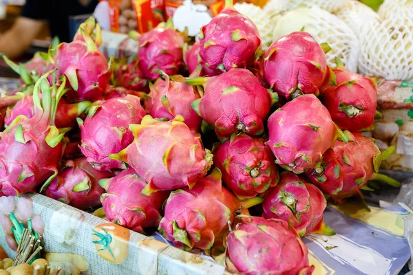 Плоды драгона на рыночном стенде, Таиланд — стоковое фото