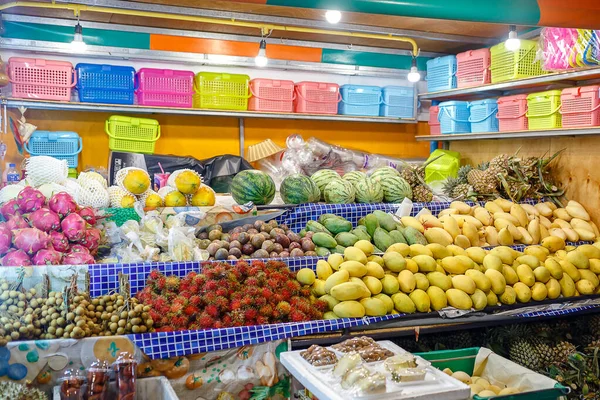 Традиционный азиатский продовольственный рынок в Таиланде, экзотические фрукты — стоковое фото