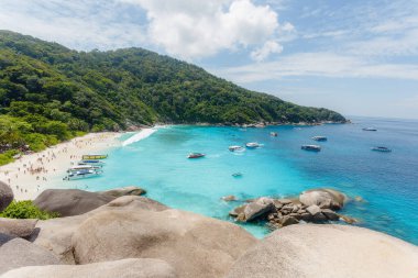 Similan adasında mavi gökyüzü ve bulutlarla güzel manzara, Simil