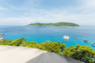Similan adasındaki mavi deniz manzarası Similan Ulusal Parkı, Phuket, Tayland