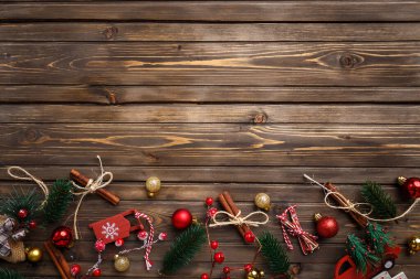 Tahtada süslemeleri olan bir Noel arkaplanı. Boşluğu Kopyala