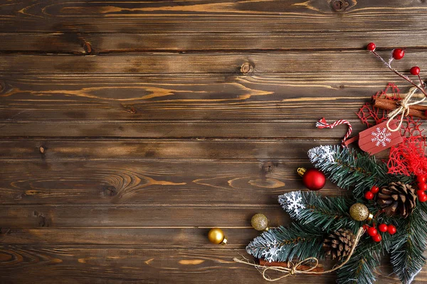 Rama de abeto con decoraciones navideñas en madera vieja marrón backgr — Foto de Stock