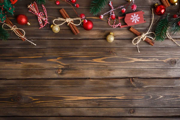 Fondo de madera marrón con decoración navideña festiva, copia — Foto de Stock