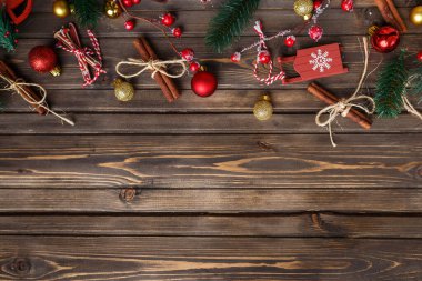 Kahverengi ahşap arka plan, Noel dekorasyonu, kopyalama alanı