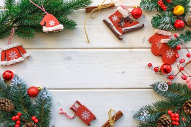 Beyaz ahşap tahta üzerinde Noel dekorasyon
