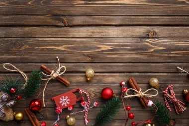 Tahtada süslemeleri olan bir Noel arkaplanı. Boşluğu kopyala