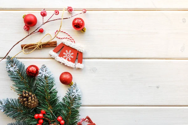 Beyaz ahşap tahta üzerinde Noel dekorasyon