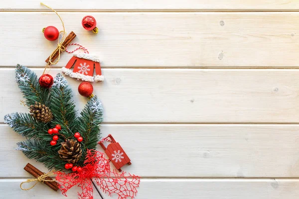 Beyaz ahşap tahta üzerinde Noel dekorasyon