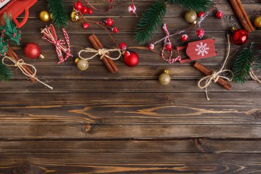 Kahverengi ahşap arka plan, Noel dekorasyonu, kopyalama alanı