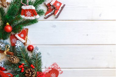 Eski ahşap arkaplan üzerine Noel süslemeleri ve metin için kopyalama alanı olan Firavun dalı