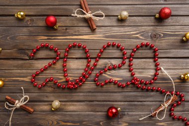 Mutlu yıllar 2020. Ahşap arka planda 2020 numaralı Noel süslemesi sembolü