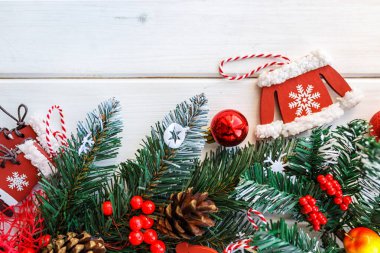 Eski ahşap sırtında Noel süslemeleri olan Firavun dalı