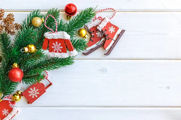 Rama de abeto con decoraciones navideñas sobre fondo blanco de madera vieja con espacio de copia para texto — Foto de Stock